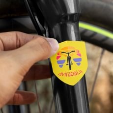 Įvairių formų ir dydžių lipnios etiketės