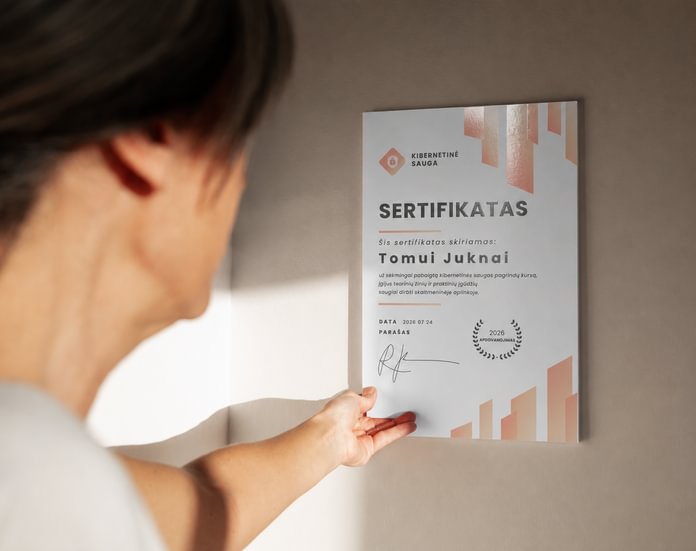 Sertifikatai su UV laku