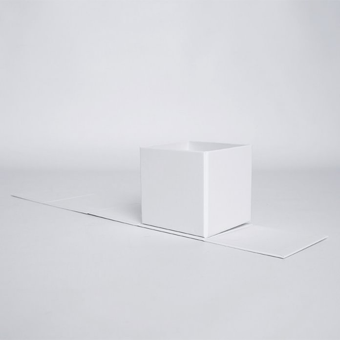 Balta magnetinė kubo formos dovanų dėžutė, 14x14x14 cm